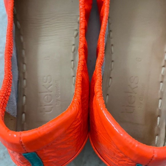 EUC- Tieks Outrageous Orange Neon Patent Leather. Size 6. - Picture 6 of 10